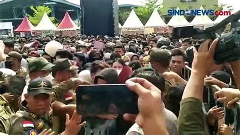 Puluhan Pencari Kerja Pingsan Terinjak Injak Saat Ikuti Job Fair Di