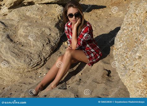 Mooi Meisje Met Het Blonde Haar Stellen Op De Zomerstrand Stock Foto Image Of