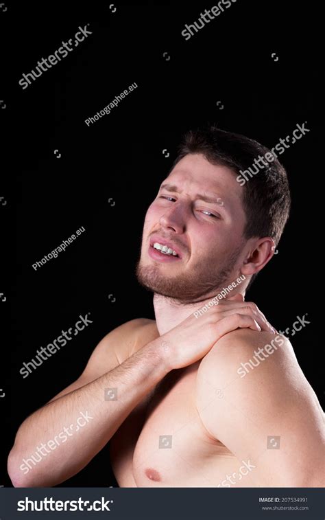 Naked Man Strong Shoulder Pain Vertical Foto De Stock 207534991 Shutterstock