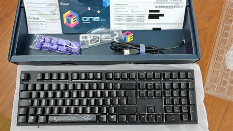 Teclado Ducky ONE 2 Classic Full Size MX Brown RGB PBT Mecânico PT