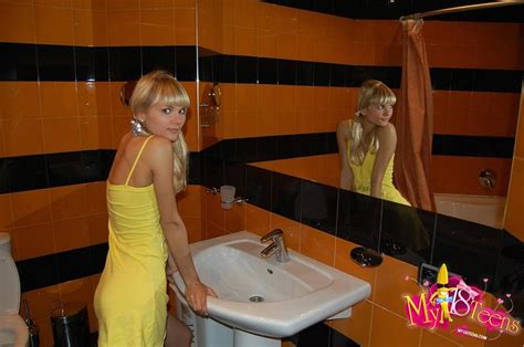 Jeune blonde excitante montrant sa petite chatte rasée dans la salle de bain Photos Porno
