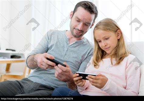 Vater Und Seine Blonde Tochter Mit Handy Stock Photo Bildagentur PantherMedia