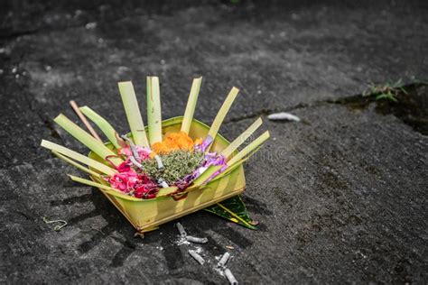 Ofrendas Tradicionales Del Balinese A Dioses En Bali Imagen De Archivo