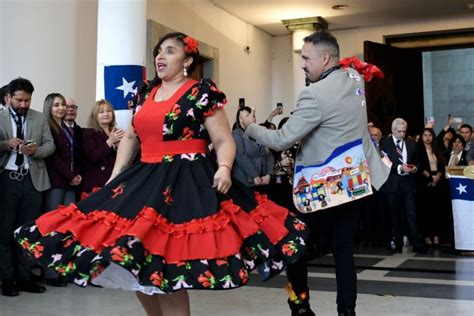 Senadora Campillai Baila Cueca En El Congreso Nacional En La Previa De