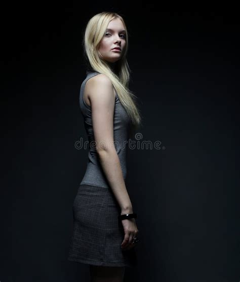Verticale De Belle Jeune Fille Blonde Dans La Robe Noire Photo Stock Image Du Humain Mode