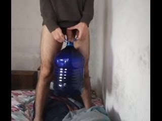 坐下来看着我撒尿 Pornhub Gay