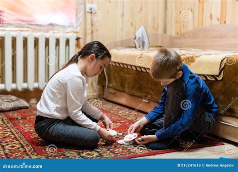 Enfants Qui Jouaient Avec Des Blocs Sur Le Focus De Plancher Sur Le