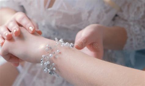 Twee Jonge Slanke Sexy Blonde Meisjes In Lingerie En Boudoirzitting En Het Bekijken Pareljuwelen