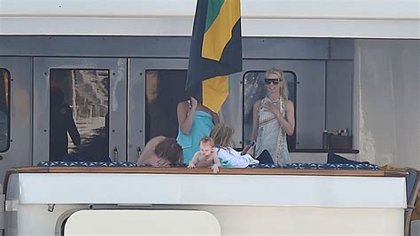 Claudia Schiffer deslumbró con un bikini de leopardo a los años Infobae