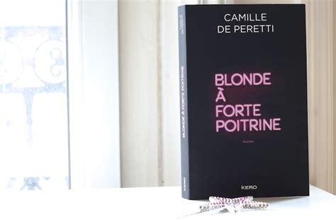 Blonde à forte poitrine