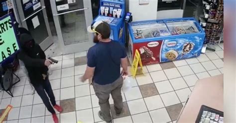 Come Ti Svento La Rapina A Mani Nude Le Telecamere Di Un Minimarket Hanno Immortalato L Azione