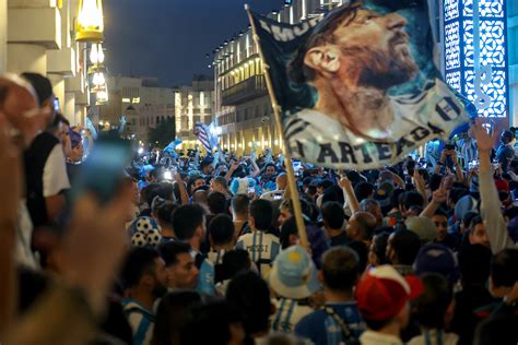 Los hinchas argentinos copan las inmediaciones del estadio Lusail para