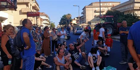 Protesta A Crucoli Gli Abitanti Chiedono La Chiusura Della Discarica