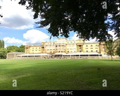 Buckingham palace garden Stock Photo - Alamy