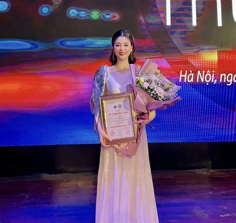 Giám đốc Nhà hát Kịch Hà Nội cưới hot girl kém 19 tuổi 2 cô con gái màn ảnh giờ ra sao