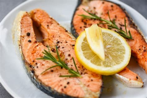 Gegrilltes Lachssteak Mit Kr Utern Und Gew Rzen Rosmarin Auf Teller