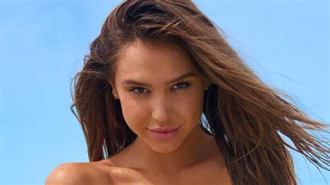 Youll Never Guess Who Crashed Alexis Rens Si Swimsuit Photo Shoot In