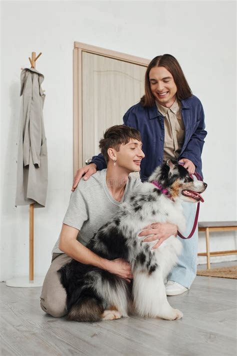 Feliz Hombre Gay Con Pelo Largo Foto De Archivo Imagen De Mascota Lifestyle