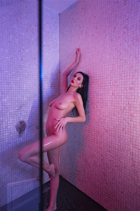 Sexy Hottie Simon Ktity Teasing In Her Sexy Lingerie Photos