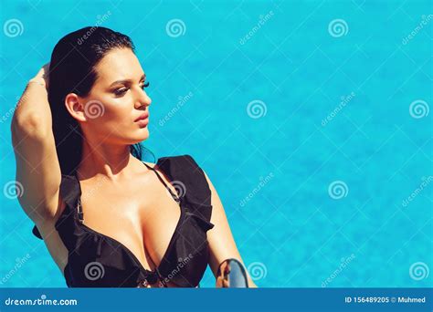 Foto Da Moda Di Bella Donna Sexy Con Capelli Bagnati Di Brunette In