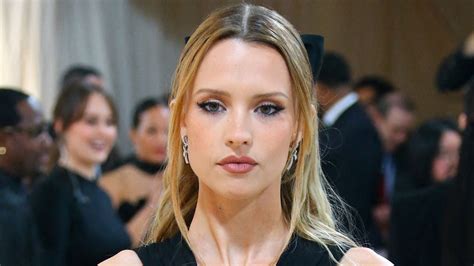 Angèle plus éblouissante que jamais elle affiche sa silhouette tonique dans un micro bikini