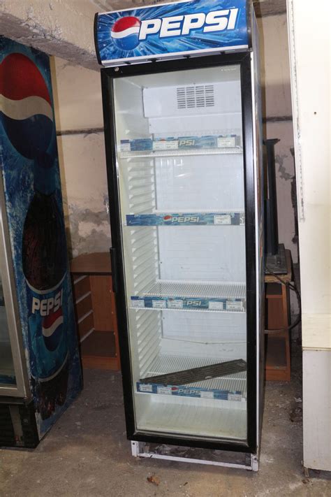 Вертикальный холодильник-витрина для напитков "Pepsi". Корзины для ...