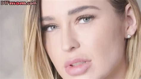 Tätowiertes Anal Schätzchen mit natürlichen dicken Möpsen nimmt nach dem Anal tief in den Hals