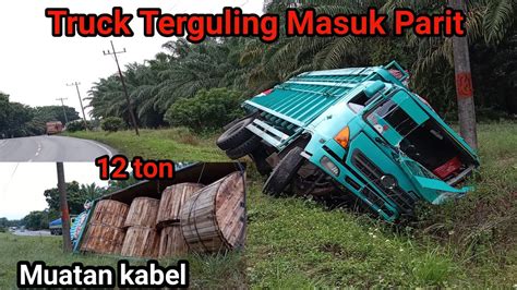 Laka Tunggal Truck Hino Masuk Parit Di Jalinsum Kandang Motor Sekitaran