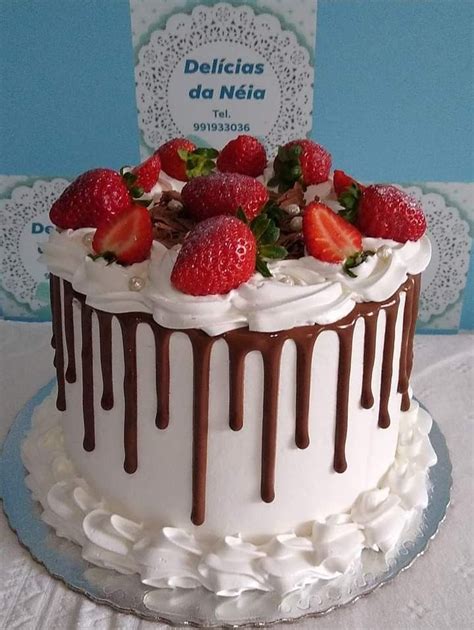Bolo Decorado Com Chantilly E Morangos - Bolo de aniversário com chantilly, ganache e morangos