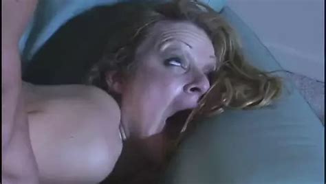 Während sie sein fleisch probiert fühlt blondine wie ihre milf muschi zickt und sehnt sich