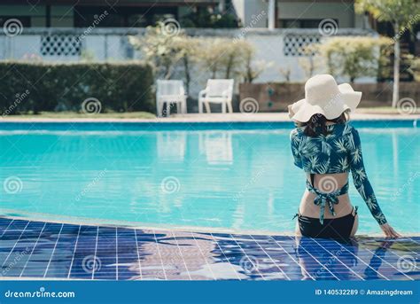 Mujeres Hermosas De Asain Con El Bikini Imagen De Archivo Imagen De Disfrutar Concepto 140532289