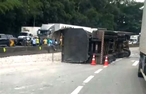 Carreta Garrafas De Vidro Bate Em Barreira De Concreto E Tomba Na