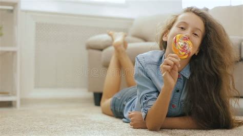Belle Fille De L adolescence Blonde Avec La Sucrerie Fille Mignonne Espiègle Avec La Grande