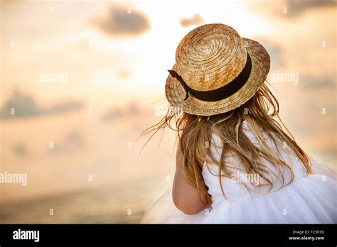 Blonde frau von hinten meer Fotos und Bildmaterial in hoher Auflösung Alamy