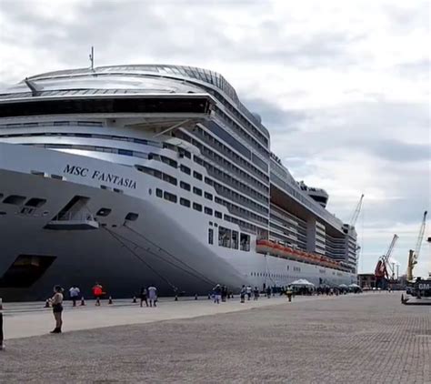 Buques Arriban Con M S De Pasajeros Al Puerto De Montevideo