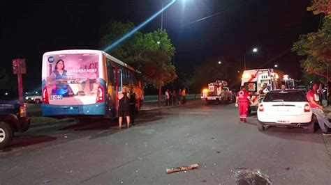 Accidente en León Choca camión urbano contra auto en bulevar Delta