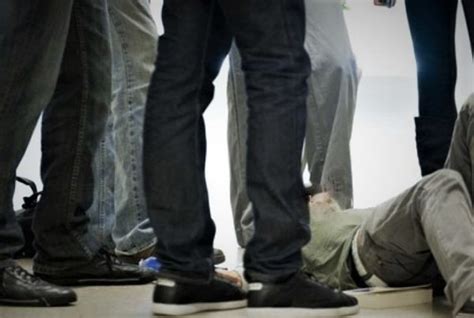 Picchiato perché gay ragazzo preso a bottigliate in strada da dieci persone Casteddu On line