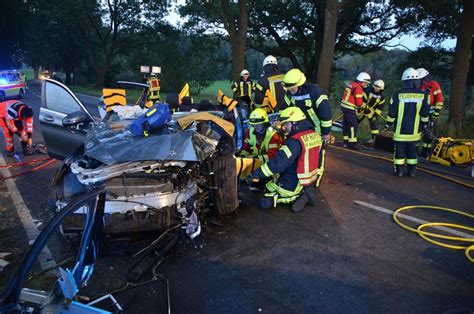 Pol Std Zwei Schwerverletzte Bei Unfall Auf Landesstra E In Der