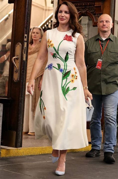 Sex And The City S Reboot Is Back And Carrie S Outfits Need To Be Seen