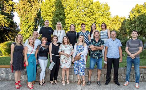 OBLJETNICA MATURE Okupio se nekadašnji a Gimnazije Metković Metković NEWS