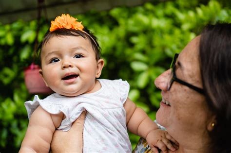 T A Latina Con Su Sobrina Ni A Sonriendo Y Jugando Al Aire Libre Foto Premium