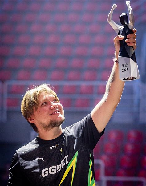 Симпл теперь носит ободок. А какие причёски были у него раньше ...