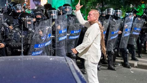 Dirijorul în alb de la mitingul diasporei din 10 august a dat în