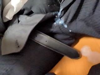 穿着西装的日本年轻人抽搐并在内裤内射精 Pornhub Gay