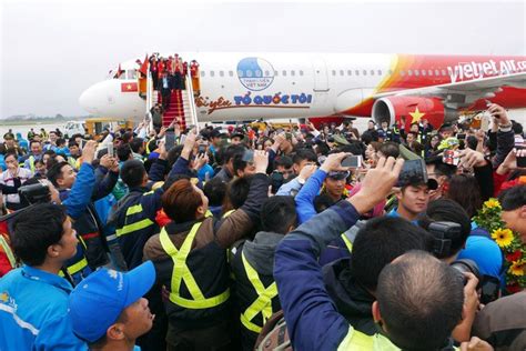 Người mẫu mặc bikini trên chuyến bay đón U Việt Nam Hòn đá ném ao bèo Khuất Quang Hưng