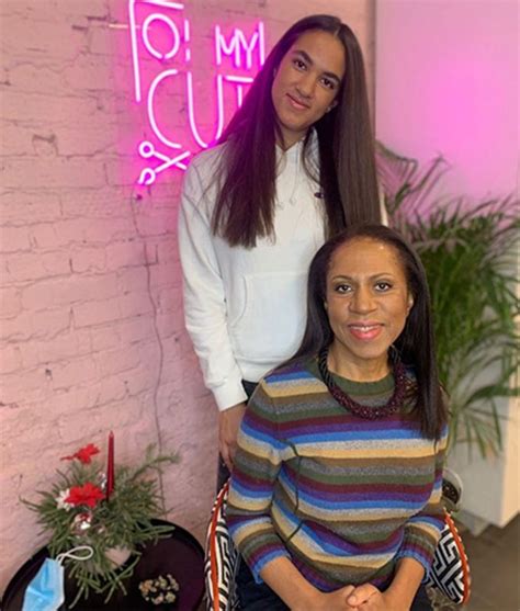 59-летняя Елена Ханга впервые за долгое время показала дочь - Вокруг ТВ.