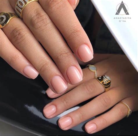 Unghie sposa naturali il nude sulle mani è elegante e di tendenza