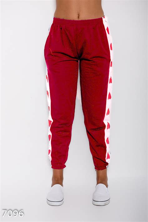 Красные свободные спортивные штаны с вставками по бокам принтованными ...