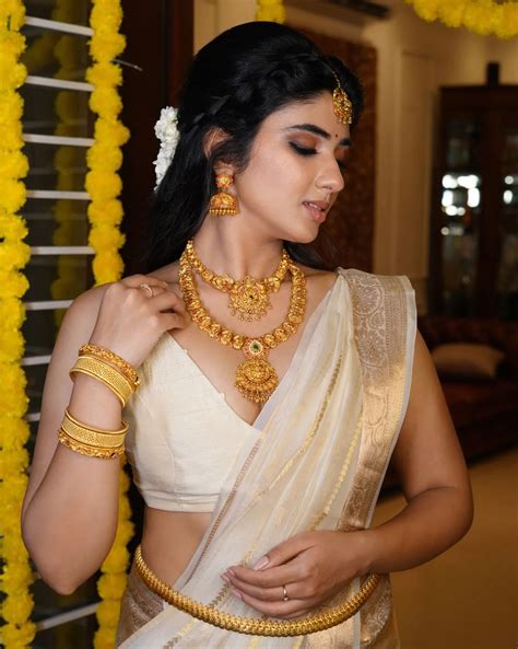 Pragya Nagra Hot Cleavage Exposed In Her Onam Photoshoot Glamsundari In