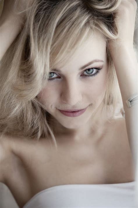 Reizvolle Blonde Behaarte Frau Stockbild Bild Von Attraktiv Lang